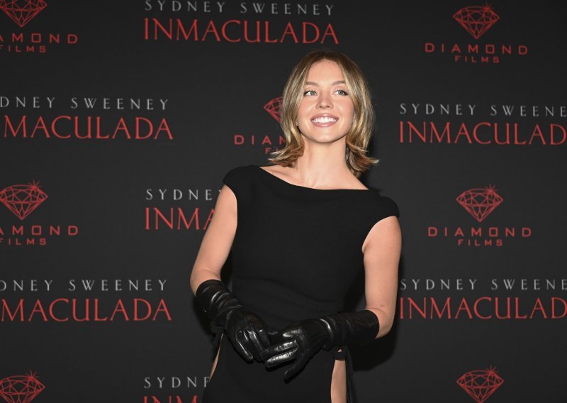 Sydney Sweeney izgleda fantastično u haljini 'opasnih' proreza
